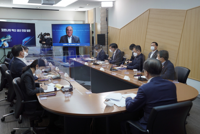 문재인 대통령은 20일 안동에 있는 SK바이오사이언스 공장을 방문해 코로나19 백신을 살펴보고 최태원 SK그룹 회장,안재용 SK바이오사이언스 대표 등과 간담회를 가졌다. 이어 노바백스의 스탠리 어크 대표이사와 영상회의를 갖고 노바백스가 개발 중인 백신의 기술 이전 및 추가 생산을 포함한 국내 공급 방식에 대해 논의했다. 청와대 제공