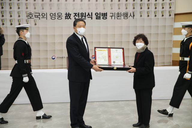 황기철 국가보훈처장이 고 전원식 일병의 딸 전정숙(오른쪽) 씨에게 호국영웅 귀환패를 전달하고 있다. 청도군 제공