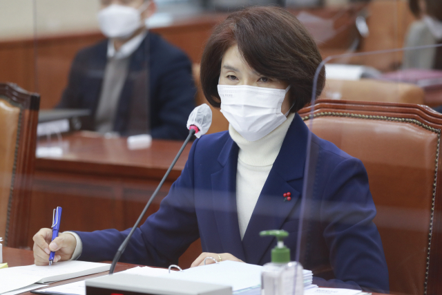 한정애 환경부 장관 후보자가 20일 국회 환경노동위원회에서 열린 인사청문회에서 질의에 답변하고 있다. 연합뉴스