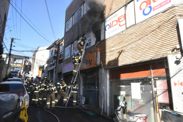 19일 대구 북구 산격동의 한 마사지숍에서 불이 나 소방대원들이 진화 및 구조작업을 하고 있다. 대구 북부소방서 제공