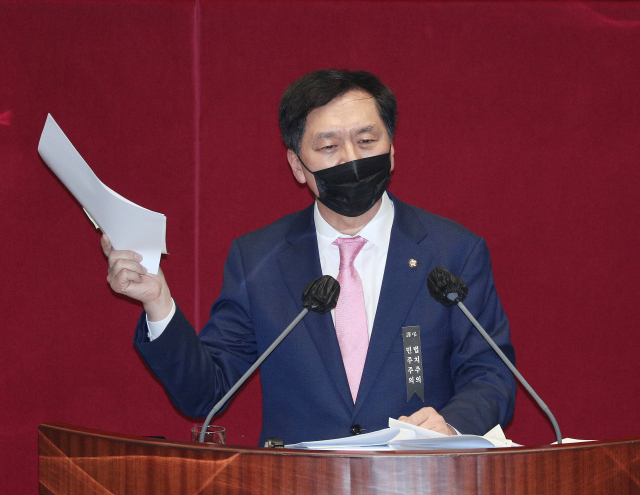 국민의힘 김기현 의원이 국회 본회의에서 고위공직자범죄수사처 설치 및 운영에 관한 법률 일부개정법률안(대안)에 대해 무제한 토론을 하고 있다. 연합뉴스