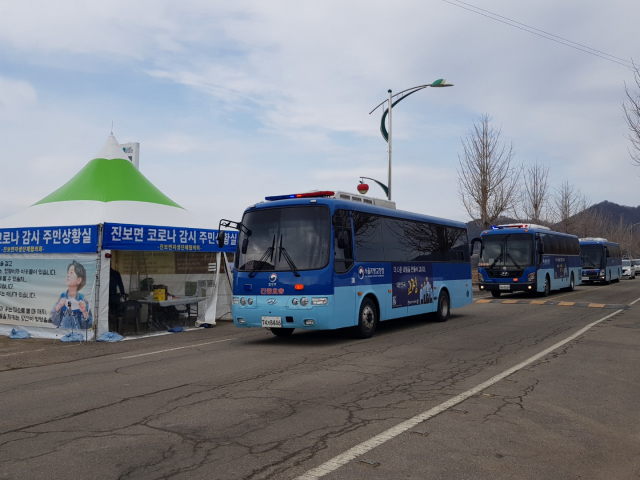 지난해 2월 21일 오후 1시 경북 청송군 진보면 경북북부제2교도소 앞 도로에 코로나 19 완치 수용자를 태운 버스가 지나가고 있다. 이들은 서울 동부구치소로 이감됐다. 매일신문 DB
