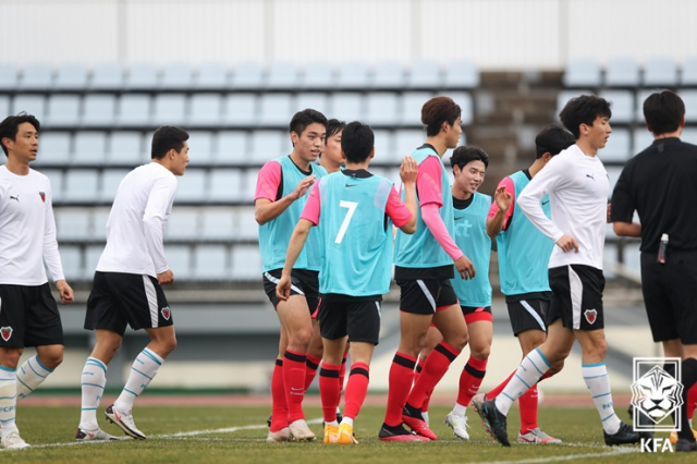 김학범 감독이 이끄는 올림픽 남자축구 대표팀이 22일 제주 강창학공원종합경기장에서 열린 포항 스틸러스와의 연습경기에서 3대1로 이겼다. 연합뉴스