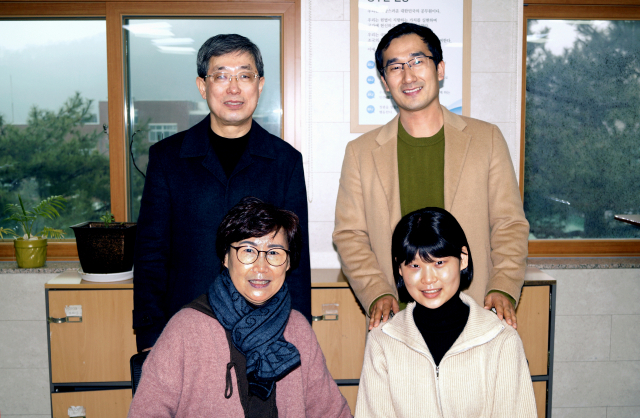 백혈병을 딛고 서울대 정치외교학과에 입학한 채예원(앞줄 오른쪽) 학생. 전병용 기자