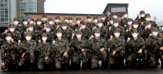 영진전문대 공군 부사관학군단 5기 후보생들이 동계입영훈련을 마친 뒤 파이팅을 외치고 있다. 영진전문대 제공