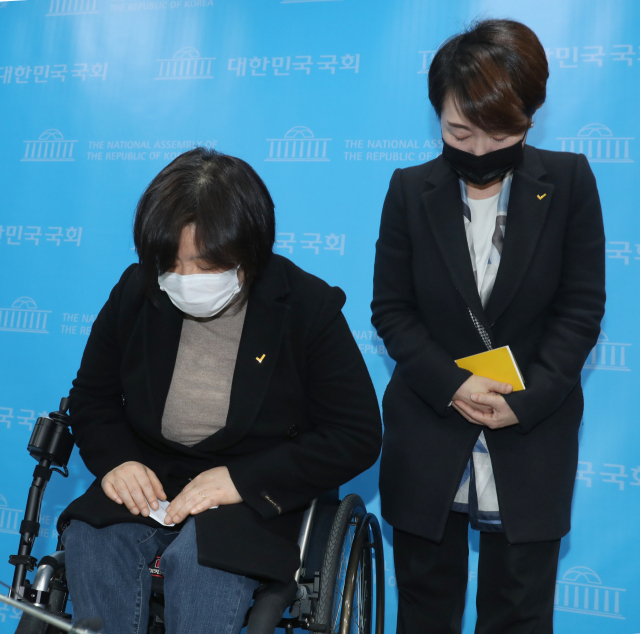 정의당 젠더인권본부장인 배복주 부대표(왼쪽)와 정호진 대변인이 25일 오전 서울 여의도 국회 소통관에서 김종철 당대표 성추행 사건 관련 긴급기자회견 도중 사과하며 고개를 숙이고 있다. 연합뉴스