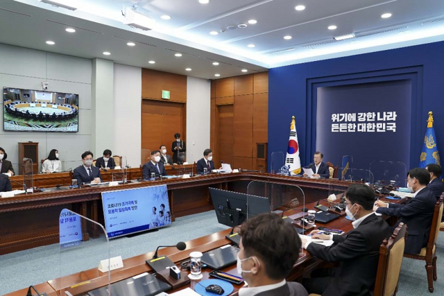문재인 대통령은 25일 오후 청와대에서 열린 복지부·식약처·질병청 2021년 업무보고에 참석해 손실보상제 등을 검토할 것을 관련 부처에 지시했다. 2021.01.25 청와대 제공