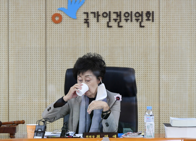 최영애 국가인권위원장이 지난 1월 25일 서울 중구 국가인권위원회에서 열린 전원위원회에서 잠시 물을 마시고 있다. 이날 인권위는 전 서울시장 성희롱 등 직권조사 결과 보고를 의결 안건으로 상정해 논의했다. 연합뉴스