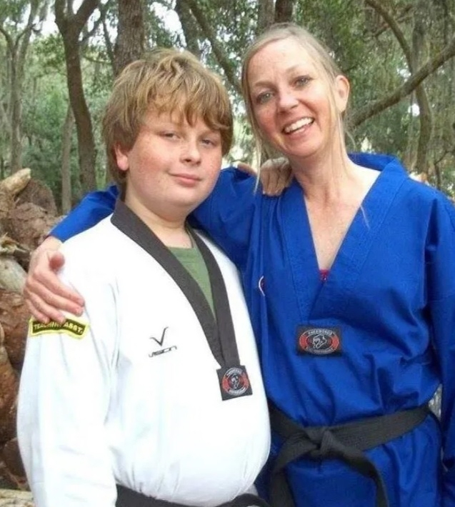 학교 성적을 꾸지람 하는 엄마를 살해한 미국 10대 소년 그레고리 라모스(왼쪽)와 그의 어머니. 사진 페이스북 갈무리