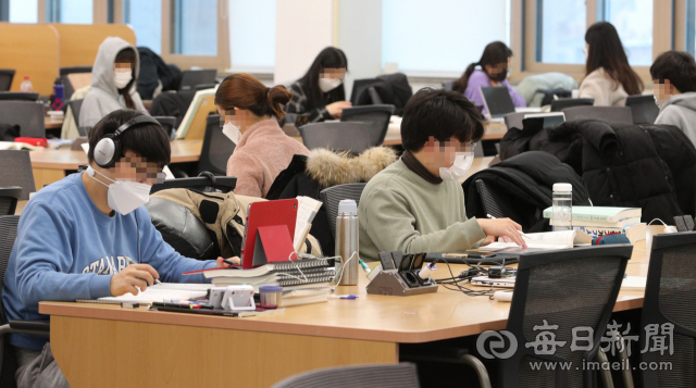경북대학교 도서관을 찾은 학생들이 공부에 열중하고 있다. 매일신문 DB