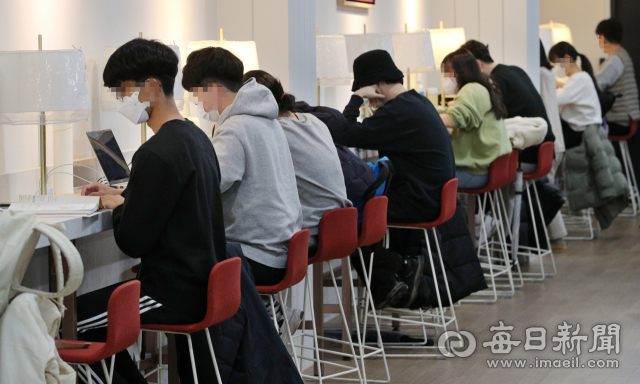 코로나19 사태로 일자리 창출이 많은 대기업에서도 채용에 변화를 주면서 청년층 고용 비중이 줄고 있다. 26일 경북대학교 도서관을 찾은 학생들이 겨울방학인데도 책을 놓지 않고 공부에 열중하고 있다. 성일권 기자 sungig@imaeil.com