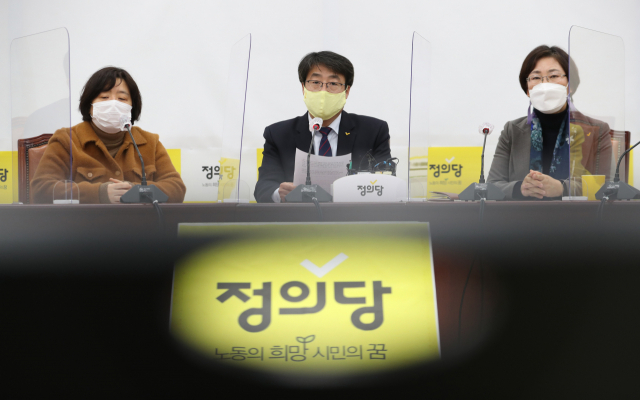 정의당 대표 직무대행을 맡은 김윤기 부대표(가운데)가 26일 오후 국회에서 열린 정의당 대표단-의원단 긴급 연석회의에서 발언하고 있다. 연합뉴스