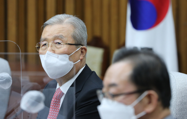 국민의힘 김종인 비상대책위원장이 27일 오전 신년기자회견을 가졌다. 사진은 국민의힘 김종인 비상대책위원장이 지난 26일 국회에서 열린 코로나19 피해 소상공인 손실보상 등 대책 마련 간담회에서 발언하고 있는 모습. 연합뉴스
