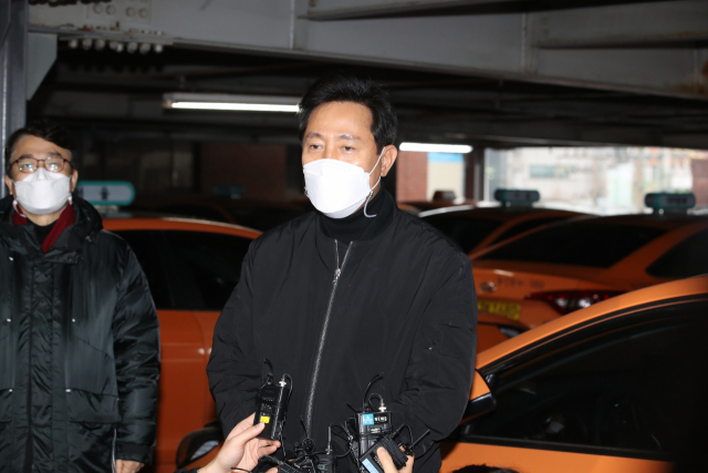 서울시장 보궐선거 출마를 선언한 국민의힘 오세훈 전 서울시장이 26일 오후 서울 금천구 독산동 택시회사인 경복상운을 방문, 간담회를 마친 뒤 취재진의 질문에 답하고 있다. 연합뉴스