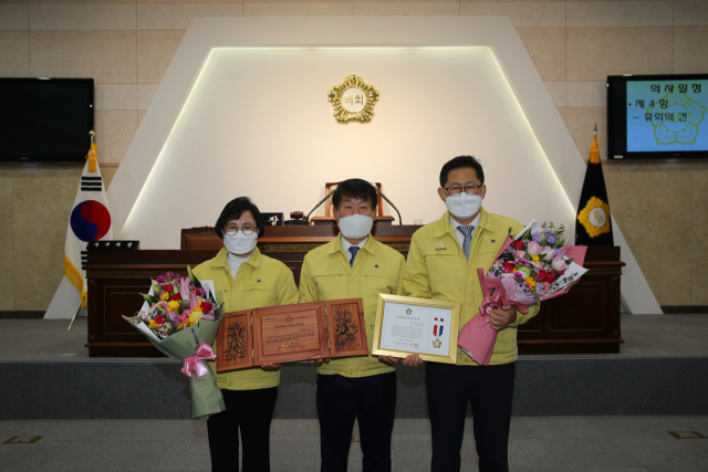 경북 의성군의회 지무진(오른쪽) 의원과 박화자(왼쪽) 운영위원장이 배광우(가운데) 의장으로부터 지방의정봉사상과 의정봉사대상을 각각 수여받고 기념 사진을 촬영하고 있다. 의성군의회 제공
