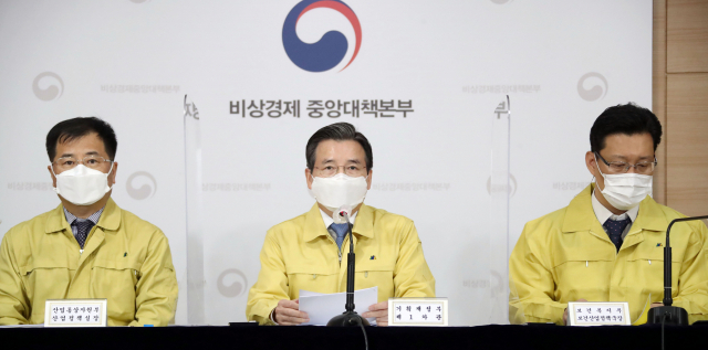 김용범 기획재정부 제1차관이 27일 정부서울청사에서 열린 제28차 비상경제 중대본 회의 겸 2021년 제1차 혁신성장전략회의를 마친 후 브리핑하고 있다. 연합뉴스