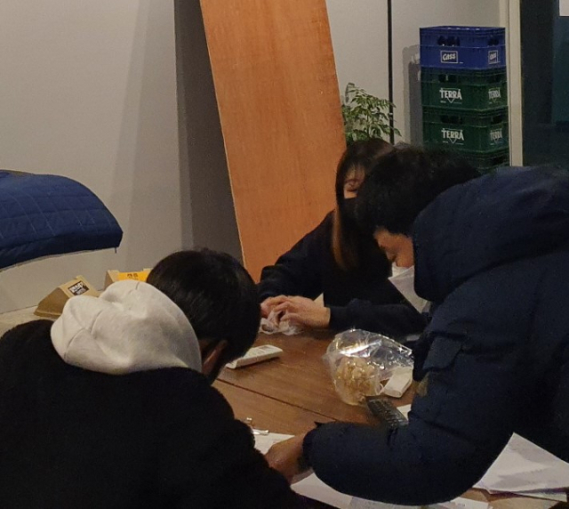 26일 자정이 넘은 시간까지 영업을 지속하던 대구 한 홀덤펍이 방역당국에 의해 적발된 모습. 대구시 제공.