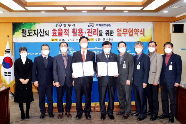 안동시와 국가철도공단이 27일 구 안동역사 및 철도 부지 개발과 관련한 업무협약을 맺고 기념촬영을 하고 있다. 안동시 제공