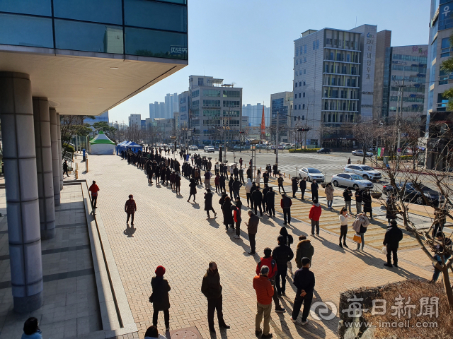1가구 1인 이상 의무 검사 행정명령이 발령된지 이틀째인 27일 포항시의회 인근에 마련된 선별진료소에서 시민들이 약 500m가 넘는 긴 줄을 만들며 차례를 기다리고 있다. 매일신문DB
