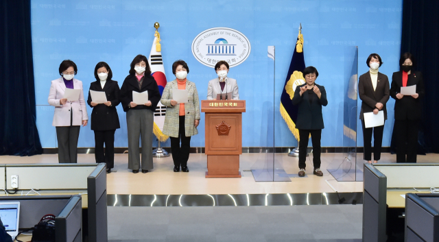 국민의힘 김정재 성폭력대책특위원장과 소속 의원들이 27일 서울 여의도 국회 소통관에서 박원순 전 서울시장 인권위 조사결과 관련 기자회견을 갖고 있다. 연합뉴스