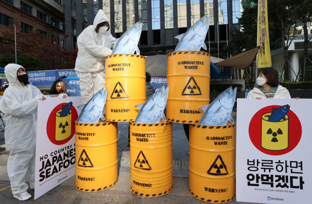 시민방사능감시센터, 환경운동연합 소속회원들이 서울 종로구 옛 일본대사관 앞에서 후쿠시마 방사능 오염수 해양 방류 저지를 위한 일본산 수산물
