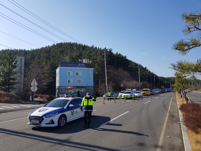 27일 오전 포항시 북구 양덕동 양덕한마음체육관 드라이브스루 선별진료소에 진입하려는 차량들이 길게 줄지어 서 있다. 이날 경찰은 포항시 협조 요청으로 전날 1개 차선이던 진입 차로를 2개로 늘려 통제했다. 배형욱 기자
