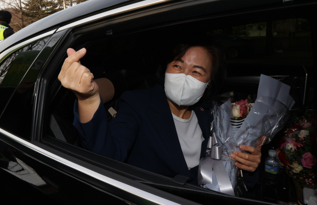 추미애 법무부 장관이 27일 오후 정부과천청사에서 열린 이임식을 마치고 청사를 나서며 정문 부근에서 지지자들에게 인사하고 있다. 연합뉴스