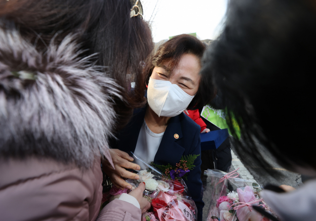 추미애 법무부 장관이 27일 오후 정부과천청사에서 열린 이임식을 마치고 청사를 나서며 정문 부근에서 차량에서 내려 지지자들에게 인사말을 하고 있다. 연합뉴스