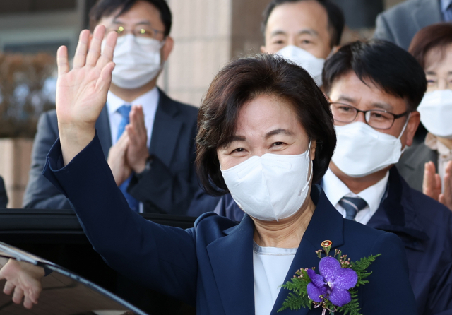 추미애 법무부 장관이 27일 오후 경기 정부과천청사에서 열린 법무부 장관 이임식을 마치고 청사를 나서고 있다. 연합뉴스