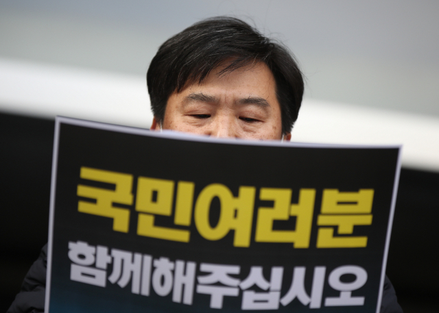 27일 오후 서울 중구 한진택배 본사 앞에서 열린 전국택배노조 총파업 돌입 기자회견에서 김태완 위원장이 발언하고 있다. 지난 21일 택배 업계 노사와 정부는 분류작업을 사측이 책임지는 내용을 골자로 한 1차 합의문에 서명했다. 하지만 택배 노조는 택배사들이 일방적으로 사회적 합의를 파기했다며 29일부터 무기한 총파업에 돌입한다고 밝혔다. 한편 우체국본부 조합원들은 이날부터 배송업무에만 전념한다고 밝혔다. 연합뉴스