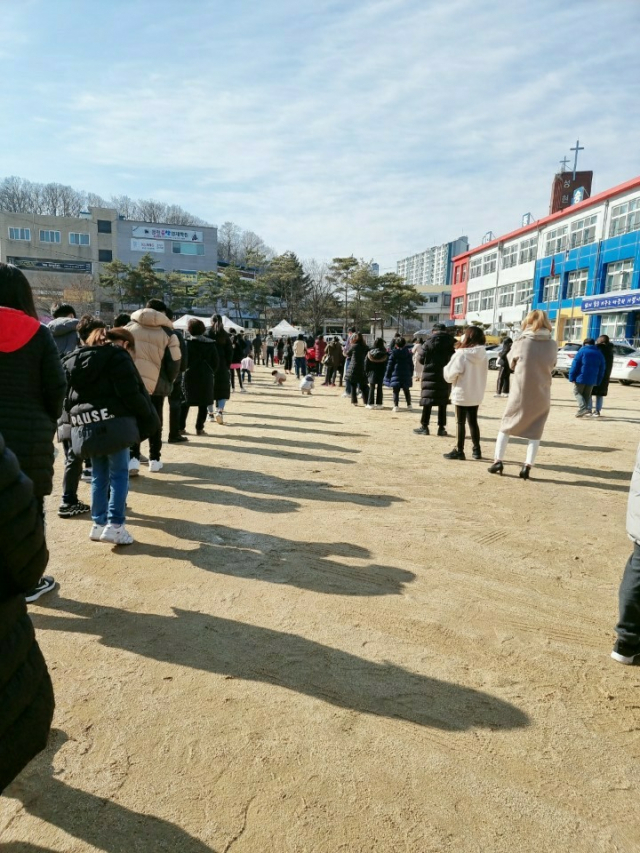 안동시는 27일 지역 내 송현초등학교에 이동 선별진료소를 설치하고 코로나19 검체를 시행했다. 시민들이 검체를 위해 긴 줄을 서 있는 모습. 독자 제공