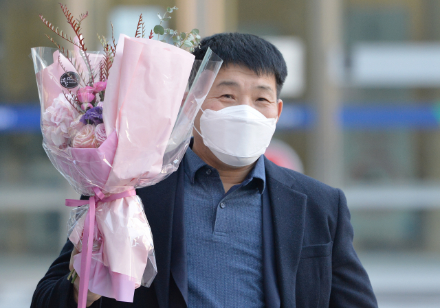 17일 오후 경기도 수원시 영통구 수원지방법원에서 열린 이춘재 연쇄살인 8차 사건 재심 선고공판에서 재심 청구인 윤성여 씨가 무죄를 선고받고 법정에서 나오고 있다. 연합뉴스