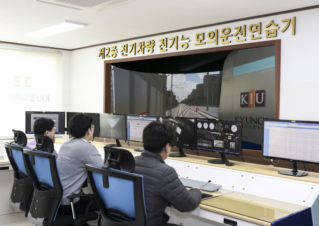 KIU철도아카데미에서 수강생들이 시뮬레이션 실습을 하고 있다. 경일대 제공