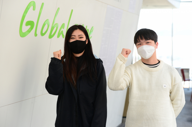 대구보건대 연마관 국제교류원 로비에서 최근 CJ푸드빌 뚜레쥬르 해외 법인에 입사한 송수미(왼쪽) 씨와 김영철 씨가 파이팅을 외치고 있다. 대구보건대 제공