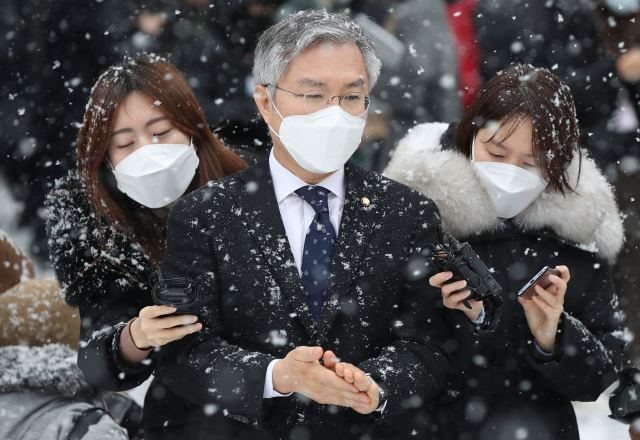 조국 전 법무부 장관 아들의 인턴 경력확인서를 허위로 써준 혐의를 받는 열린민주당 최강욱 대표가 서울 서초구 서울중앙지법에서 열린 1심 선고공판이 끝난 뒤 법원을 나서며 차량으로 향하고 있다. 연합뉴스