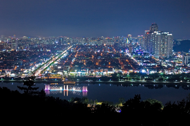 법이산 전망대에서 바라본 수성못 야경. 수성구청 제공.
