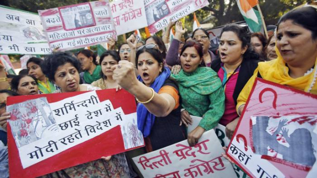 미국 의회 여성당인 올 인도 마힐라 의회 의원들이 뉴델리에서 발생한 여성 승객 성폭행 의혹에 대해 항의하는 모습. 파이낸셜타임즈