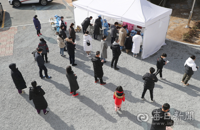 안동시보건소 선별진료소에서 시민들이 코로나19 검사를 받고 있다. 매일신문DB