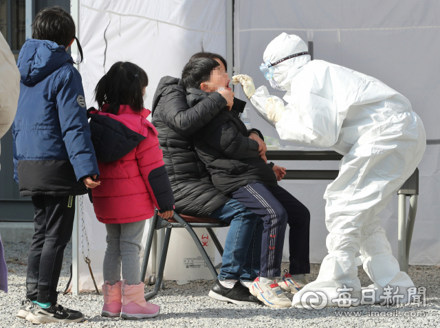 안동시보건소 선별진료소에서 아이를 동반한 가족이 코로나19 검사를 받고 있다. 매일신문DB