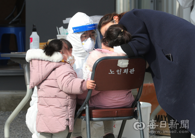 안동 미래태권도학원발 코로나19 확진자가 확산되고 있는 가운데 28일 안동시보건소 선별진료소에서 아이를 동반한 가족이 코로나19 검사를 받고 있다. 성일권 기자 sungig@imaeil.com