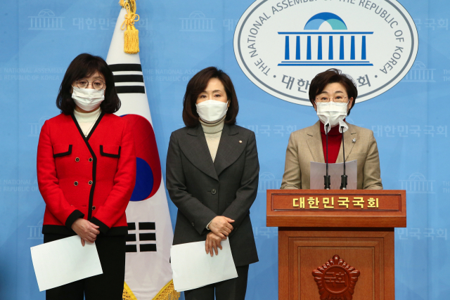 국민의힘 성폭력대책특별위원회 양금희, 전주혜 의원과 김정재 위원장(사진 왼쪽부터)이 지난 1월 28일 국회 소통관에서 기자회견을 열고 권력형 성범죄 은폐방지법 발의 기자회견을 하고 있다. 연합뉴스