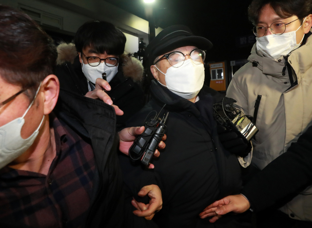 강제추행 혐의를 받는 오거돈 전 부산시장이 지난해 12월 18일 오후 구속영장이 기각되자 부산 사상구 부산구치소를 나서고 있다. 부산지법 영장담당 김경진 형사2단독 부장판사는 오 전 시장의 사전구속영장을 기각했다. 김 부장판사는