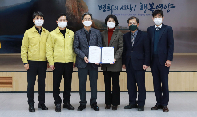 영양군과 영양교육지원청이 영양도서관 신축을 위해 협약을 체결했다. 영양군 제공