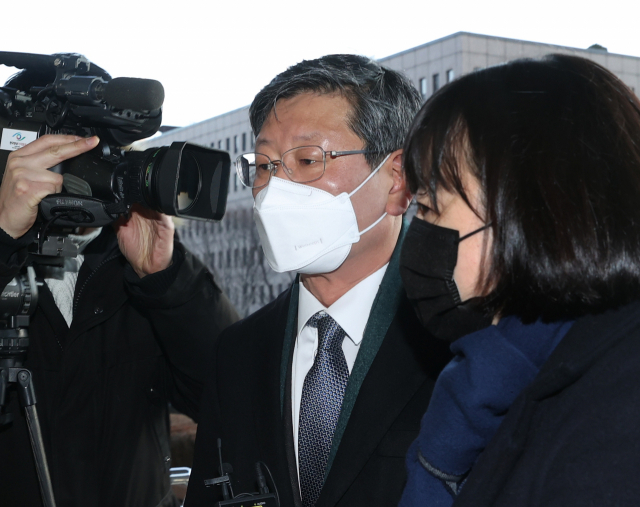 이용구 법무부 차관이 29일 오전 정부과천청사 법무부로 들어서고 있다. 연합뉴스