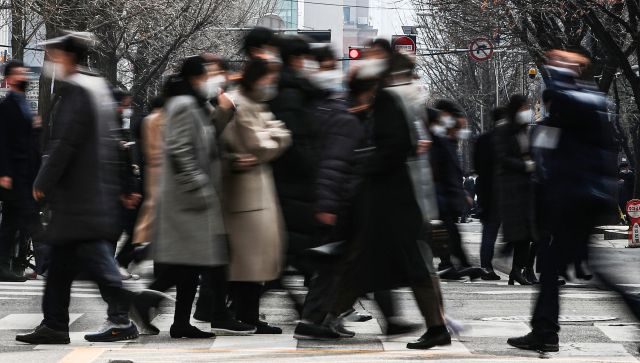 정부가 다음달 부터 시행될 사회적 거리두기 조정안을 31일 발표한다. 사진은 25일 오후 서울 영등포구 여의도에서 직장인들이 점심시간을 맞이해 대거 이동하고 있는 모습. 연합뉴스