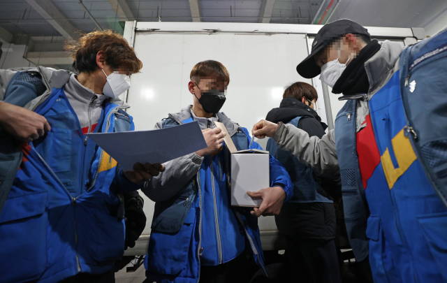 29일 서울 송파구 서울동남권물류단지에서 전국택배노동조합 관계자 등이 총파업 돌입 여부 최종 결정 여부를 두고 투표를 하고 있다. 연합뉴스