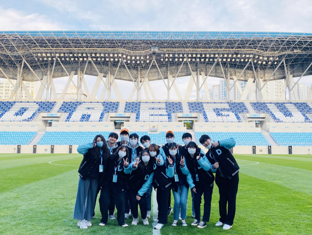 대구FC가 올 시즌 함께 활동할 상상필드 3기를 모집한다. 사진은 상상필드 2기 단체사진. 대구FC 제공
