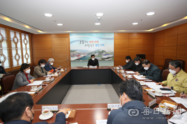 1가구 1인 이상 코로나19 의무 검사 행정명령과 관련해 패싱 논란을 겪고 있는 포항시의회가 의장단 및 상임위원회 긴급간담회를 열고 향후 방침에 대한 논의를 벌이고 있다. 포항시의회 제공