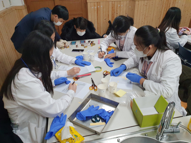 학교의 경쟁력을 높이려면 학생 수요에 맞춰 교육과정을 운영하고, 학교 간 또는 대학 등 지역사회와 힘을 모아 교육 프로그램을 진행하는 등 적극적으로 변화하려는 자세가 필요하다. 경상여고의 과학정보수리 융합중점과정. 경상여고 제공