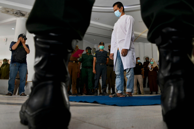 라탄 회초리로 태형을 집행 받고 있는 인도네시아 남성. 연합뉴스 (외신 AFP)